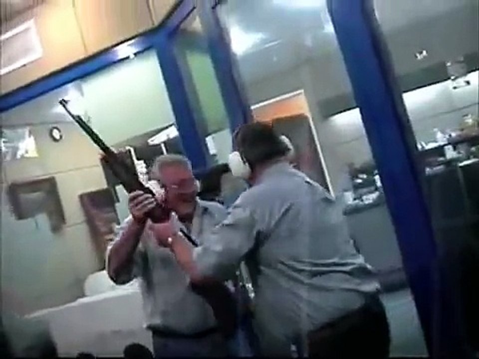 Ils essayent de tirer avec un gros fusil et tombent à la renverse !