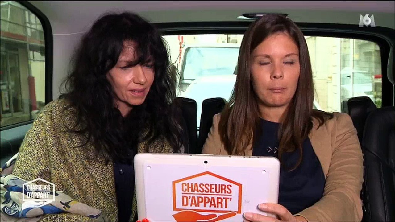 Un agent immobilier dans "Chasseurs d'appart" pas rassurant face à un mur en mauvais état - Regardez