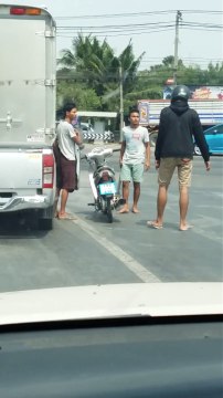 Road rage à coup de tuyau! ils sont chaud eux