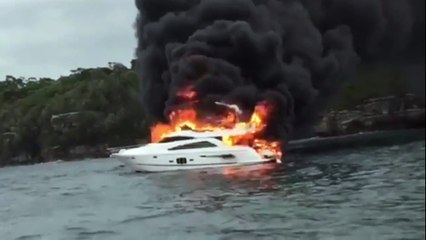 Un bateau prend feu dans le port de Sydney !