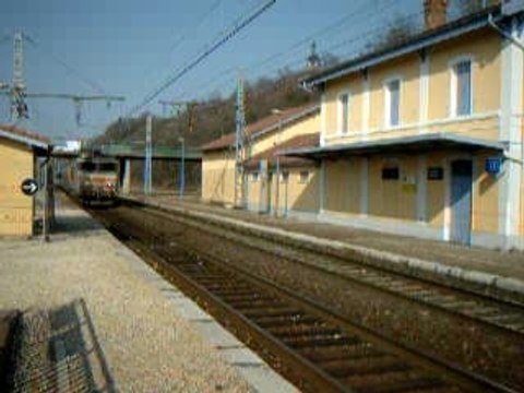 Passage d'un rapide à pleine vitesse Gare de SEREZIN