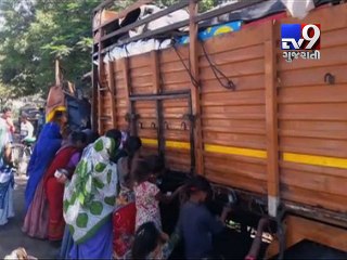 People scramble for edible oil after truck-tempo collision, Bharuch - Tv9 Gujarati