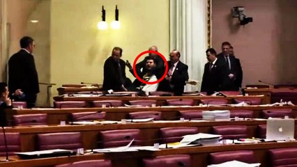 Sinčić i Pernar silom izbačeni iz Sabornice