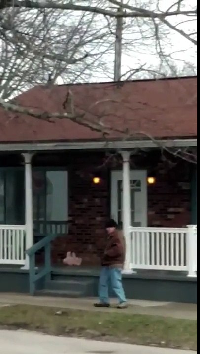 Ivre il essaye de marcher contre le vent...