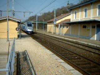 Passage d'un TGV  à pleine vitesse Gare SEREZIN