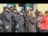 Napoli - Auto travolge folla durante sit-in Lsu: uomo muore d'infarto (02.02.17)