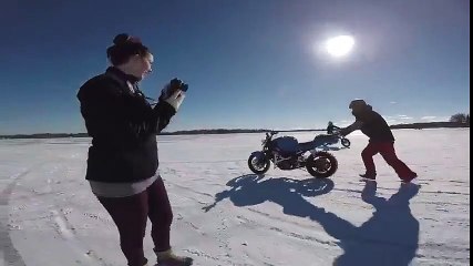 Une moto roule toute seule sur un lac gelé