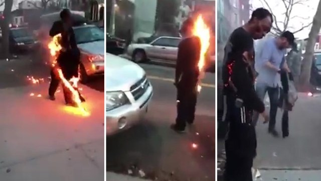 Un homme en feu marche dans la rue