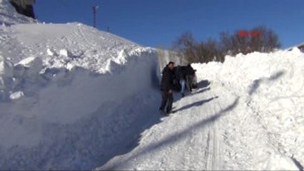 Karlıova'da Vatandaşlar 1 Hafta Süren Kar, Tipi ve Fırtınadan Sonra Dışarı Çıkabildi