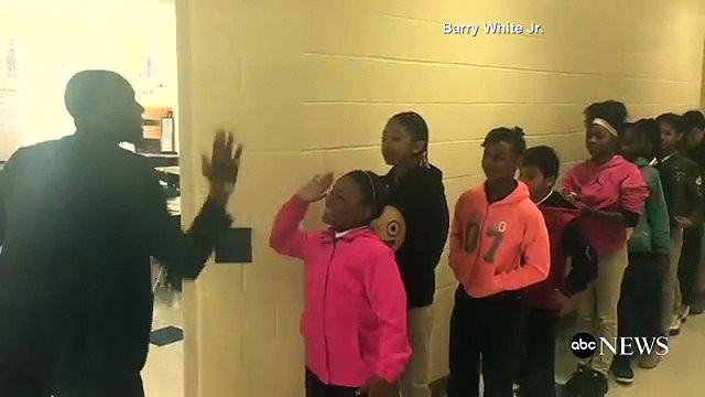 Ce prof fait un check personnalisé à chacun de ses élèves avant les cours