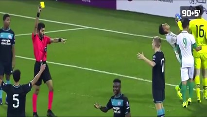 Le buteur du PSV U17 remplace le gardien expulsé et...