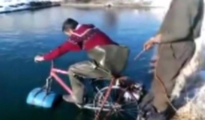 Suda bisiklet sürme denemesi gülümsetti