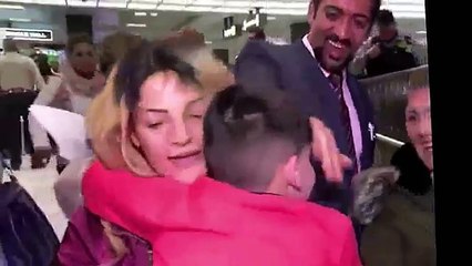 Une mère retrouve son fils après avoir été séparés à l'aéroport à cause du décret de Trump !
