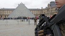 سرباز فرانسوی به روی مردی مسلح به چاقو که قصد ورود به موزه لوور در پاریس را داشت آتش گشود