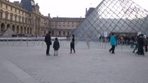 Un soldado francés dispara a un hombre que intentó atacarle en Louvre en París