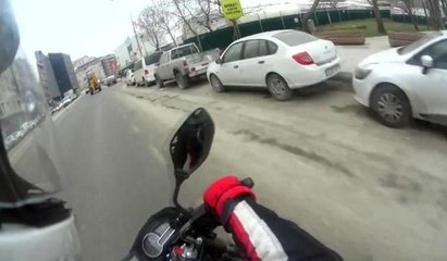 Motosikletten düştü, kendine kızdı: Umarım ders olur