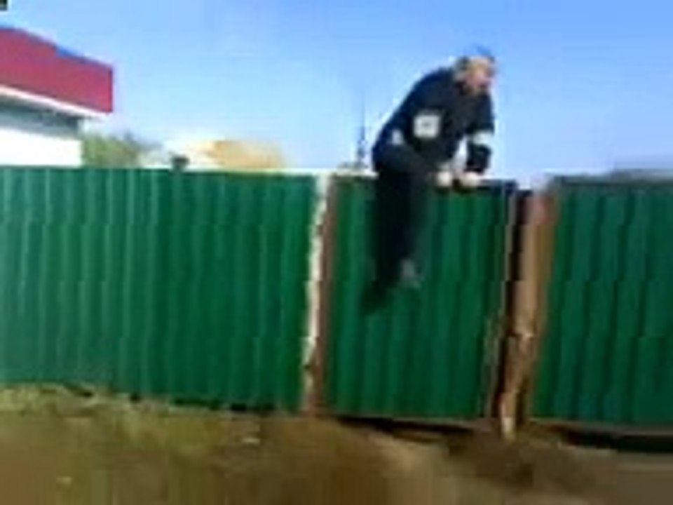Жопой сломал забор Смотрите смешной прикол!