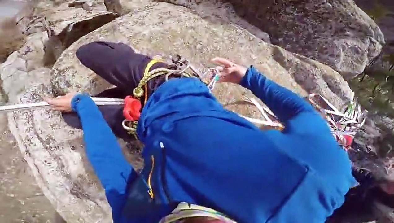 Vivez l’expérience vertigineuse de marcher sur une corde tendue entre deux falaises