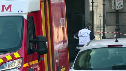 Homem ataca soldados perto do Museu do Louvre em Paris