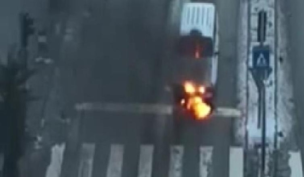 Kırmızı ışıkta bekleyen araç alev alev yandı