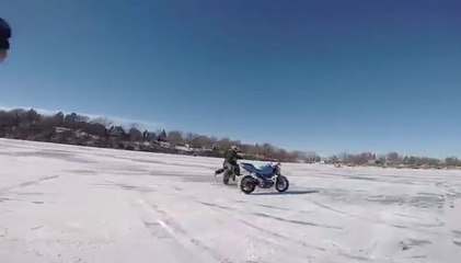 Une moto continue d'avancer toute seule sur un lac gelé !