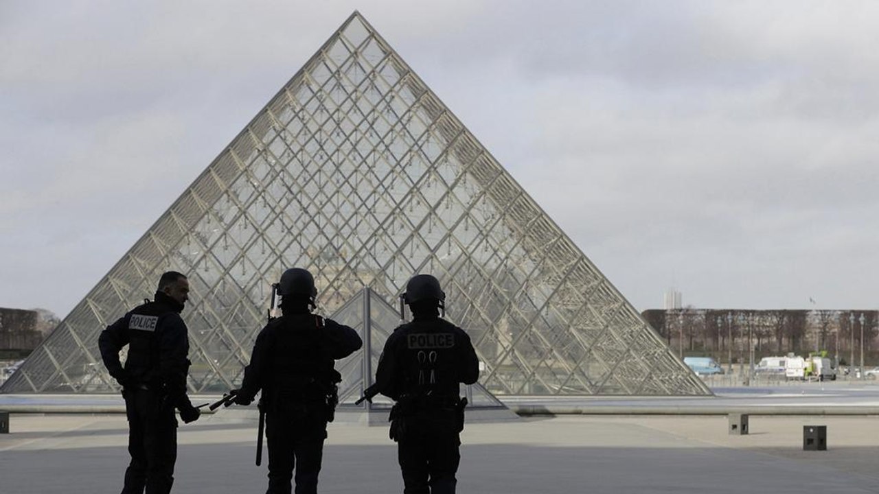 Louvre: bewaffneter greift soldaten an