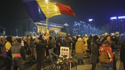 Unos 300.000 rumanos se manifiestan contra despenalización de la corrupción