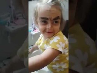 Une petite c'est un peu trop amusé avec le maquillage de sa maman !