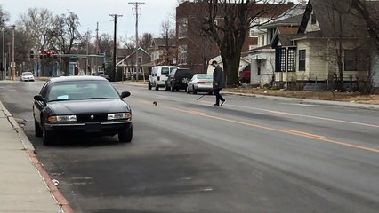 Un homme délivre un écureuil coincé !