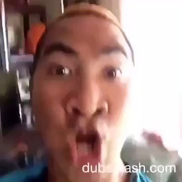 Смешно исполняет песню