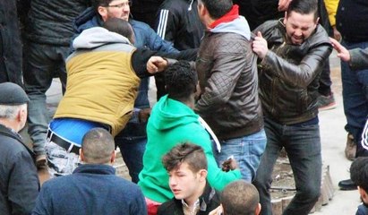 Nijeryalı iki öğrenci ile Türk gencin yumruk yumruğa kavgası kamerada