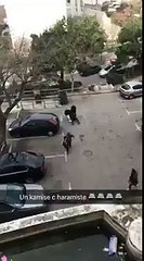 Deux policiers enfilent un kamis et un jilbab pour une interception