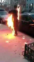 Un homme en feu marche dans les rues de New-York