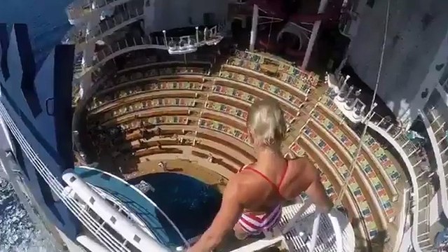 Elle plonge dans la piscine du sommet du bateau de croisère