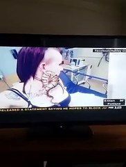 Elle a un python coincé dans l'oreille ! Incroyable...