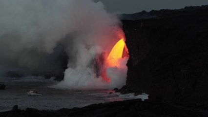 Incroyable : un torrent de lave se déverse dans le pacifique