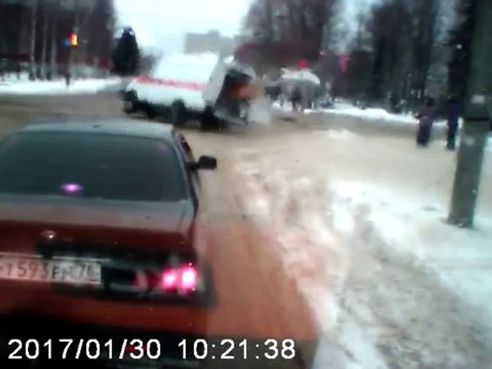 Cette ambulance grille un feu en pleine intervention se fait percuter violemment. Dramatique