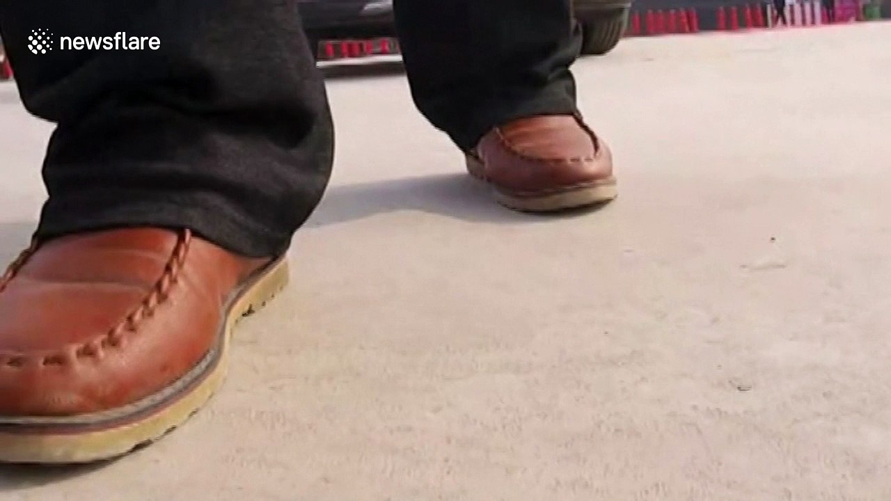 Kung-fu master pulls car with his ear