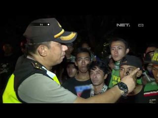 Tak Bisa Beli Tiket, Ratusan Suporter Bola Nekat Manjat Tembok Tinggi - 86