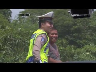 Kena Tilang, Pengendara ini Selipkan Uang di Tangan Untuk Sogok Polisi - 86