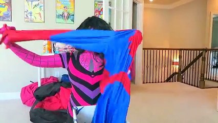 Spidermans BIG BUTT! - Spiderman vs Joker w Batman, Frozen Elsa, Joker Girl - Superhero Superstars
