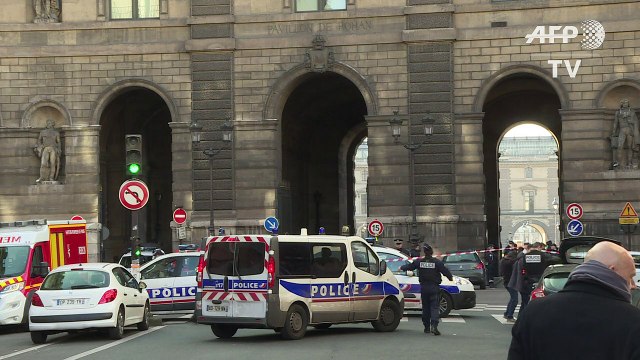 Hollande praises soldiers who stopped machete-wielding attacker