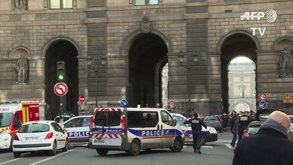 Hollande praises soldiers who stopped machete-wielding attacker