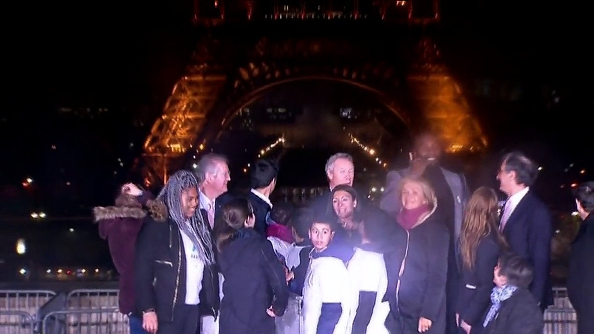 Les anneaux olympiques dévoilés devant la Tour Eiffel pour fêter les J.O.  2024 - Vidéo Dailymotion