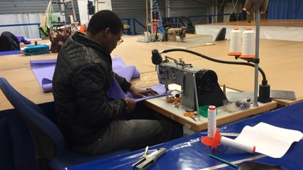 Visite d'un atelier de fabrication de parasols