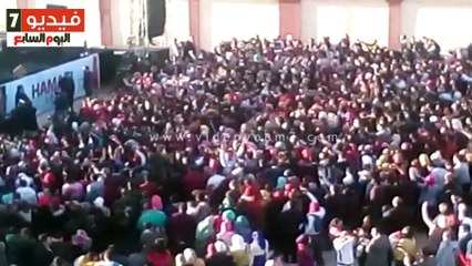 حماقى يغنى للمنتخب "ولا أى كلام" ويلتقط سيلفى فى حفل بالمنيا