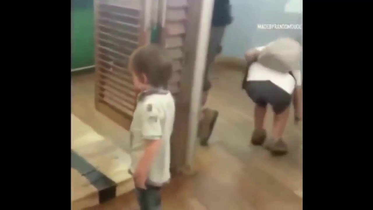 Porta na cara da criança