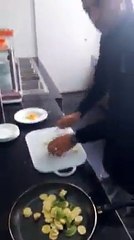 احتجاجا على غلاء اسعار الفلفل والطماطم..شاب يطبخ "عجة " بالموز والكيوي (فيديو)