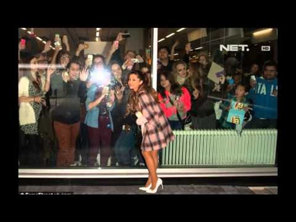 Entertainment News - Justin Bieber dan Ariana Grande dikerumuni fans