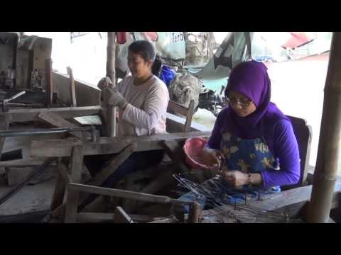 NET5 - Bisnis gantungan baju yang laris manis